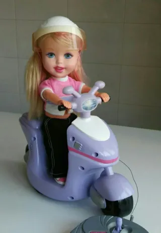 Muñeca Samantha en moto con mando teledirigido