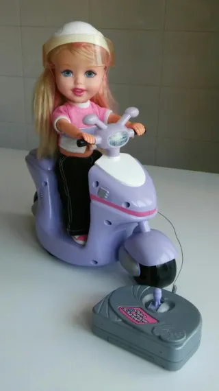 Muñeca Samantha en moto con mando teledirigido