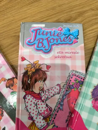 4 Libros euskera, mortina y joni b. Jones