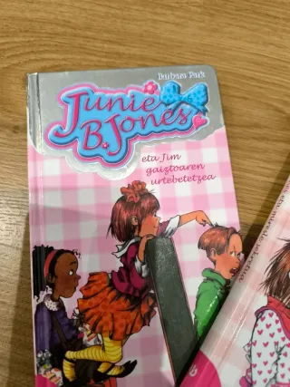 4 Libros euskera, mortina y joni b. Jones