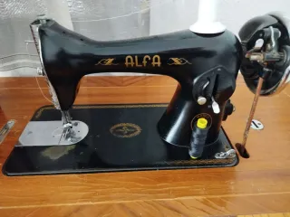 Máquina de coser Alfa con mesa