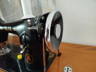 Máquina de coser Alfa con mesa
