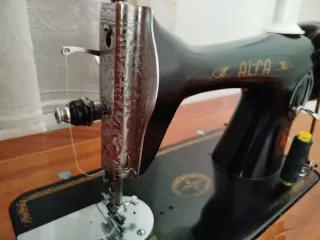 Máquina de coser Alfa con mesa
