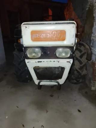 Pasquali 997E Tractor con cultivador