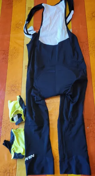 Salopette e guanti ciclismo Decathlon