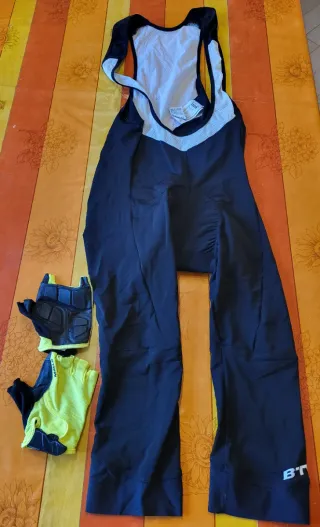 Salopette e guanti ciclismo Decathlon