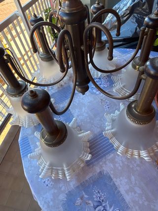 Lámpara de araña antigua de metal y cristal