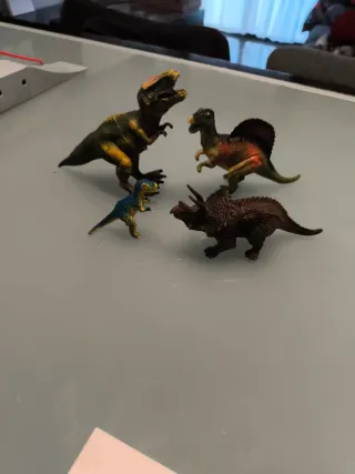 Família de dinosaures de joguina