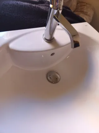 Lavabo Roca con grifo y válvula