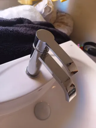 Lavabo Roca con grifo y válvula