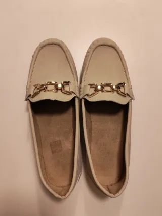 Mocasines beige con detalle de cadena dorada