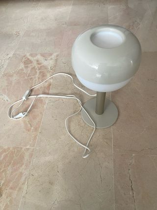 Lámpara de mesa beige y blanca