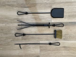 Soporte leña con herramientas para chimenea