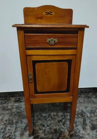Mesita de noche de madera