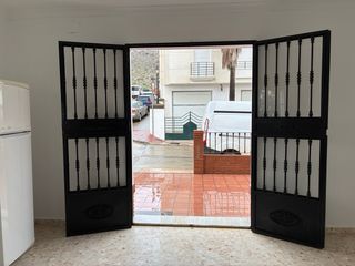 Puerta de forja con cristal.