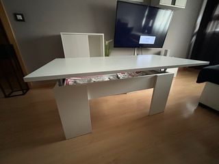 Mueble de salón, mesas y sillas blancos