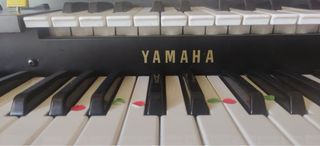 Órgano Yamaha con banqueta