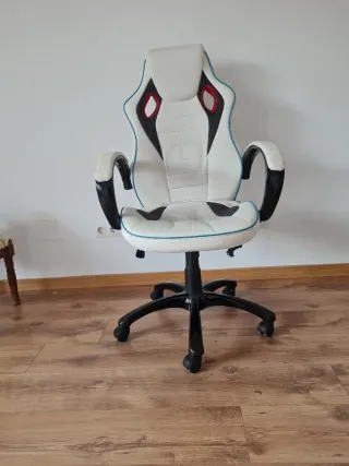 Silla gaming blanca y negra