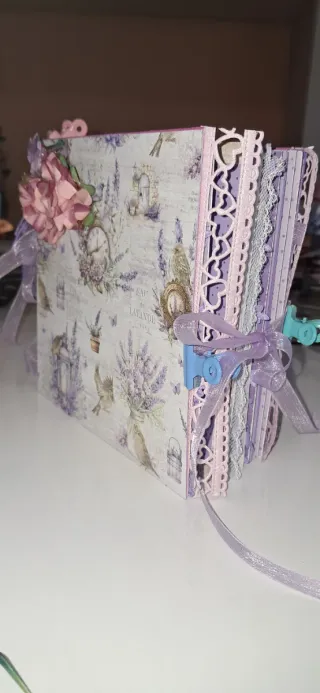 Album Scrapbooking rilegato e decorato a mano