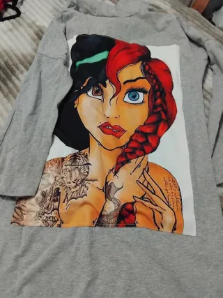 Camiseta gris con estampado de personaje