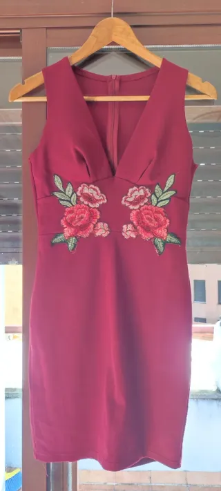 Vestido rojo ajustado con flores bordadas