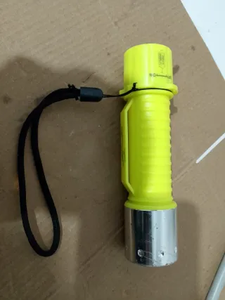 Linterna de buceo amarilla