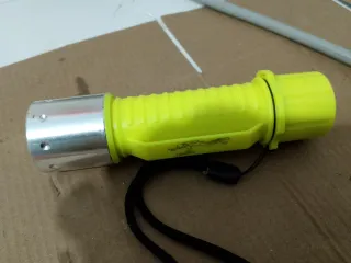 Linterna de buceo amarilla