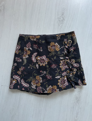 Conjunto jersey gris y falda flores