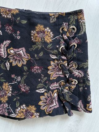 Conjunto jersey gris y falda flores