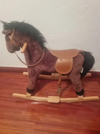 Caballo balancín con estructura metálica