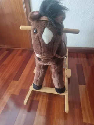 Caballo balancín con estructura metálica