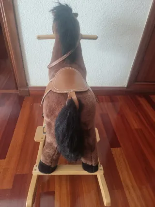 Caballo balancín con estructura metálica