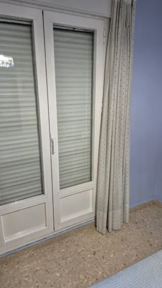 Puerta balcón abatible con persianas