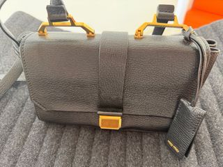 Borsa Miu Miu in pelle nera e dorata
