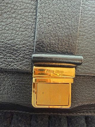 Borsa Miu Miu in pelle nera e dorata