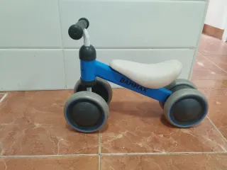 Bicicleta de aprendizaje azul para bebé