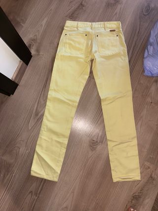 Pantalones vaqueros amarillos