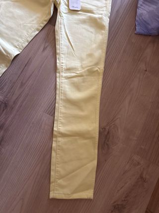Pantalones vaqueros amarillos