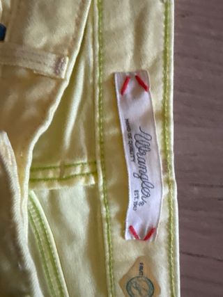 Pantalones vaqueros amarillos