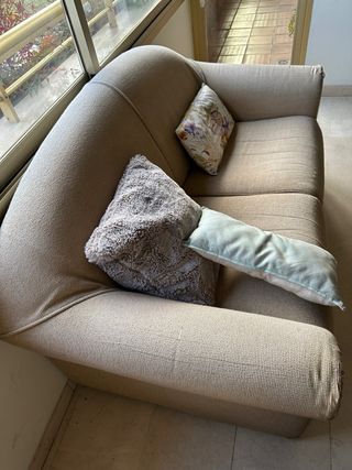 Sofá de 2 plazas de tela beige