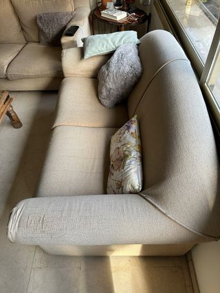 Sofá de 2 plazas de tela beige