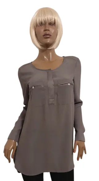 Blusa grigia con taschini