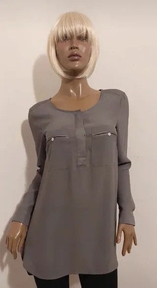 Blusa grigia con taschini