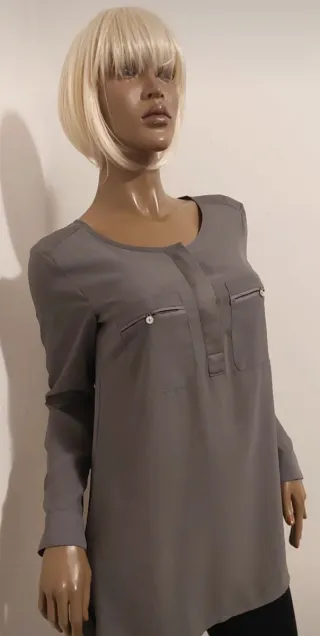 Blusa grigia con taschini