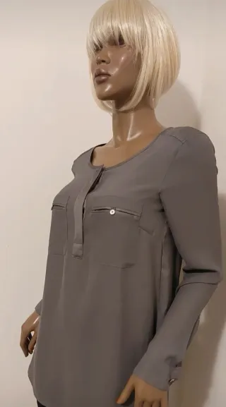Blusa grigia con taschini