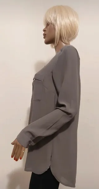 Blusa grigia con taschini