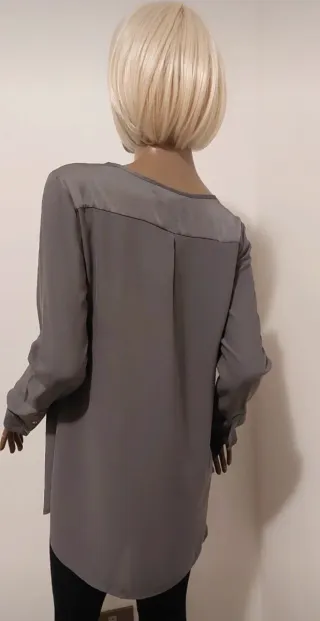 Blusa grigia con taschini