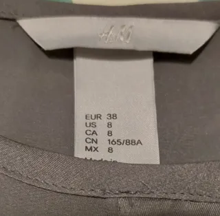 Blusa grigia con taschini