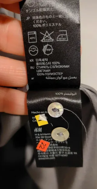 Blusa grigia con taschini