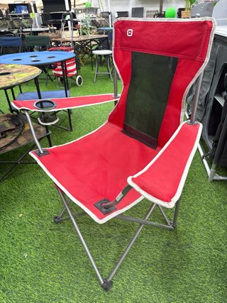 Silla plegable roja con rejilla